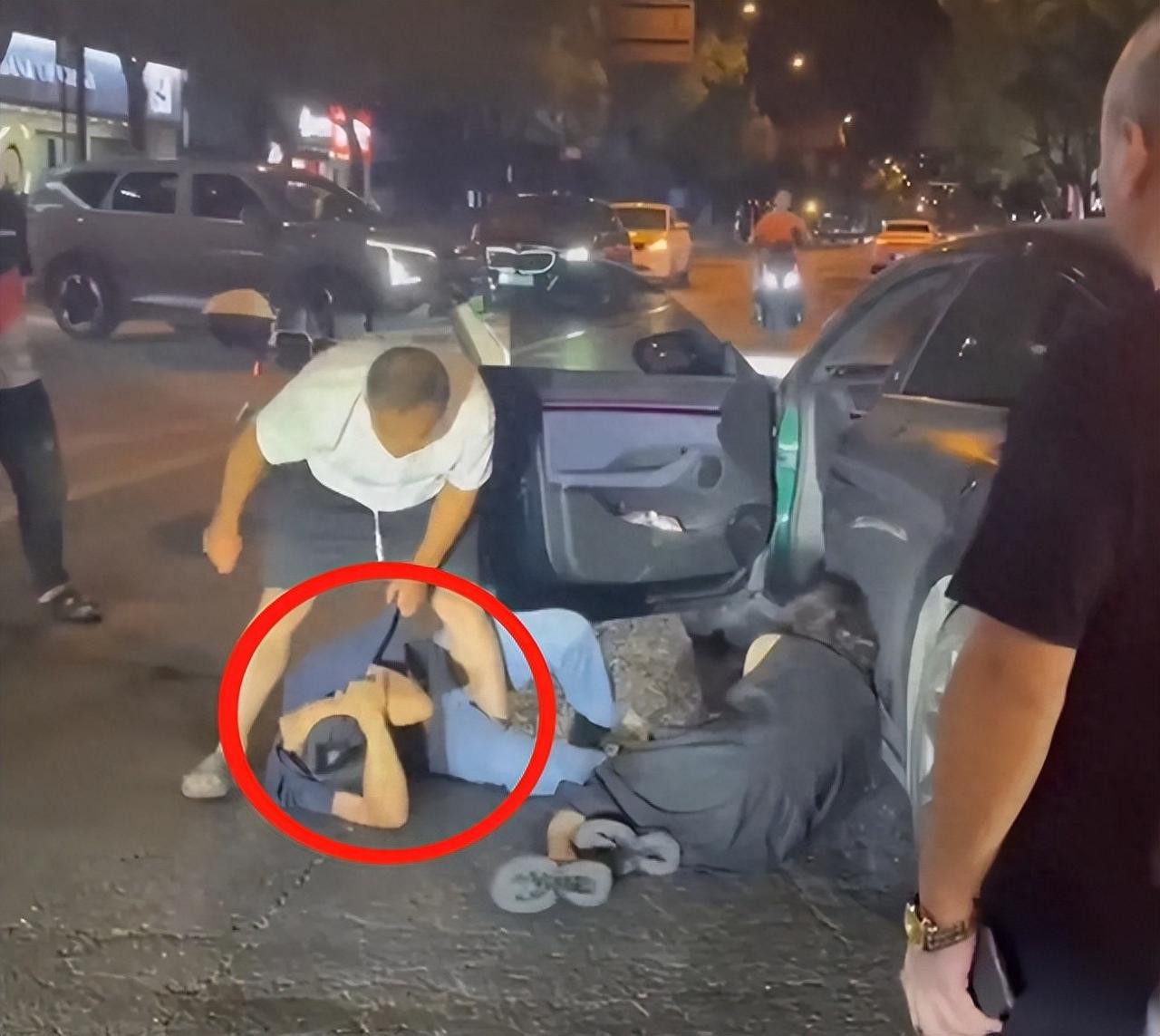 “这出轨下场太惨了！”8月26日晚上，杭州一名男子深夜骑电动车出门，酒店门口的一