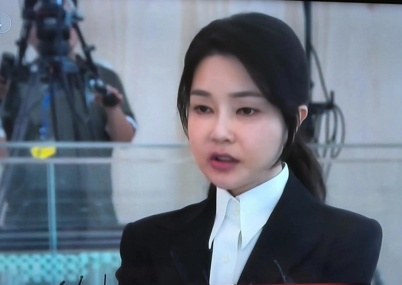 尹锡悦的三个第一1.韩国第一个在位期间被拘捕的总统。22年3月当选，25年4月