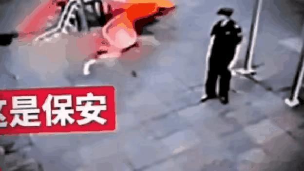 这个保安是人吗？男孩被一大黑狗追，赶紧跑向保安求救援，保安无动于衷，男孩绕着保