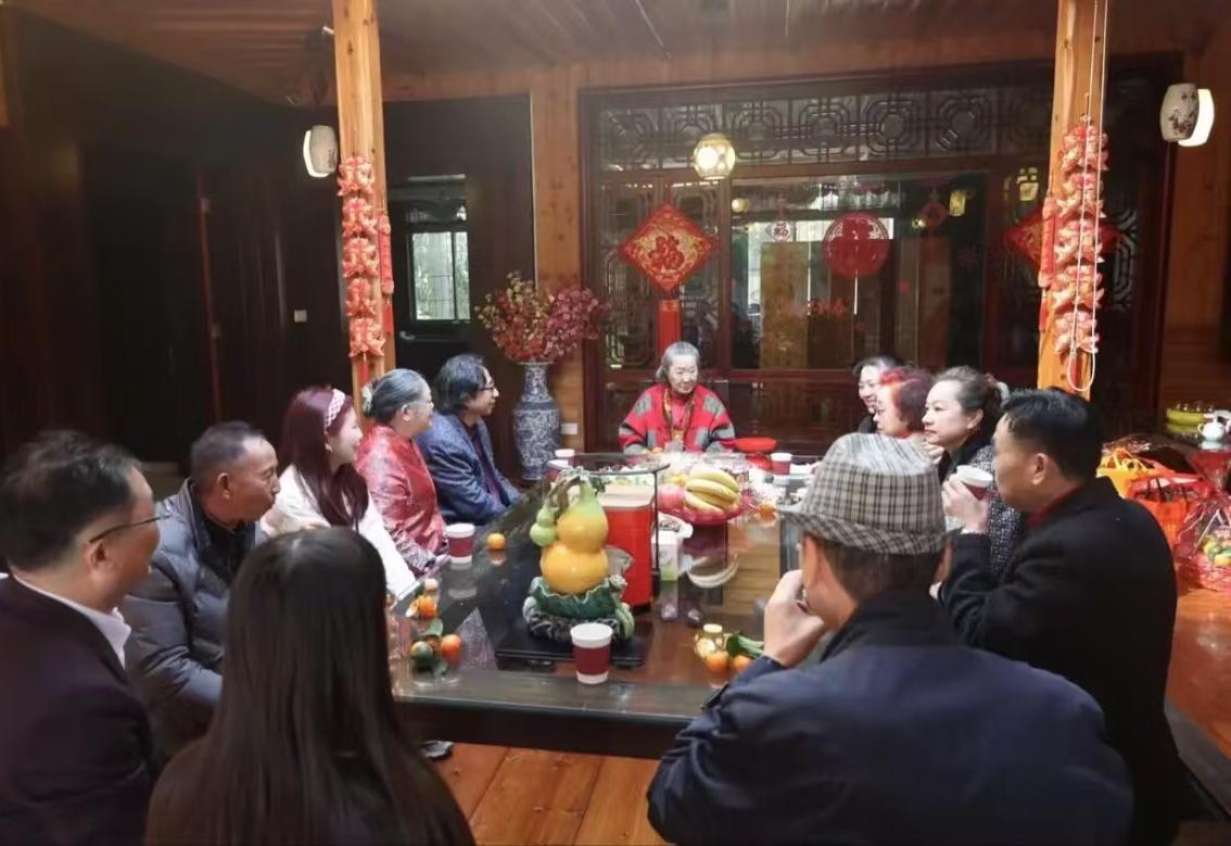 2025年春节期间，郭兰英还与家人好友喜气洋洋的迎接新年，虽然一生无儿无女，丈夫