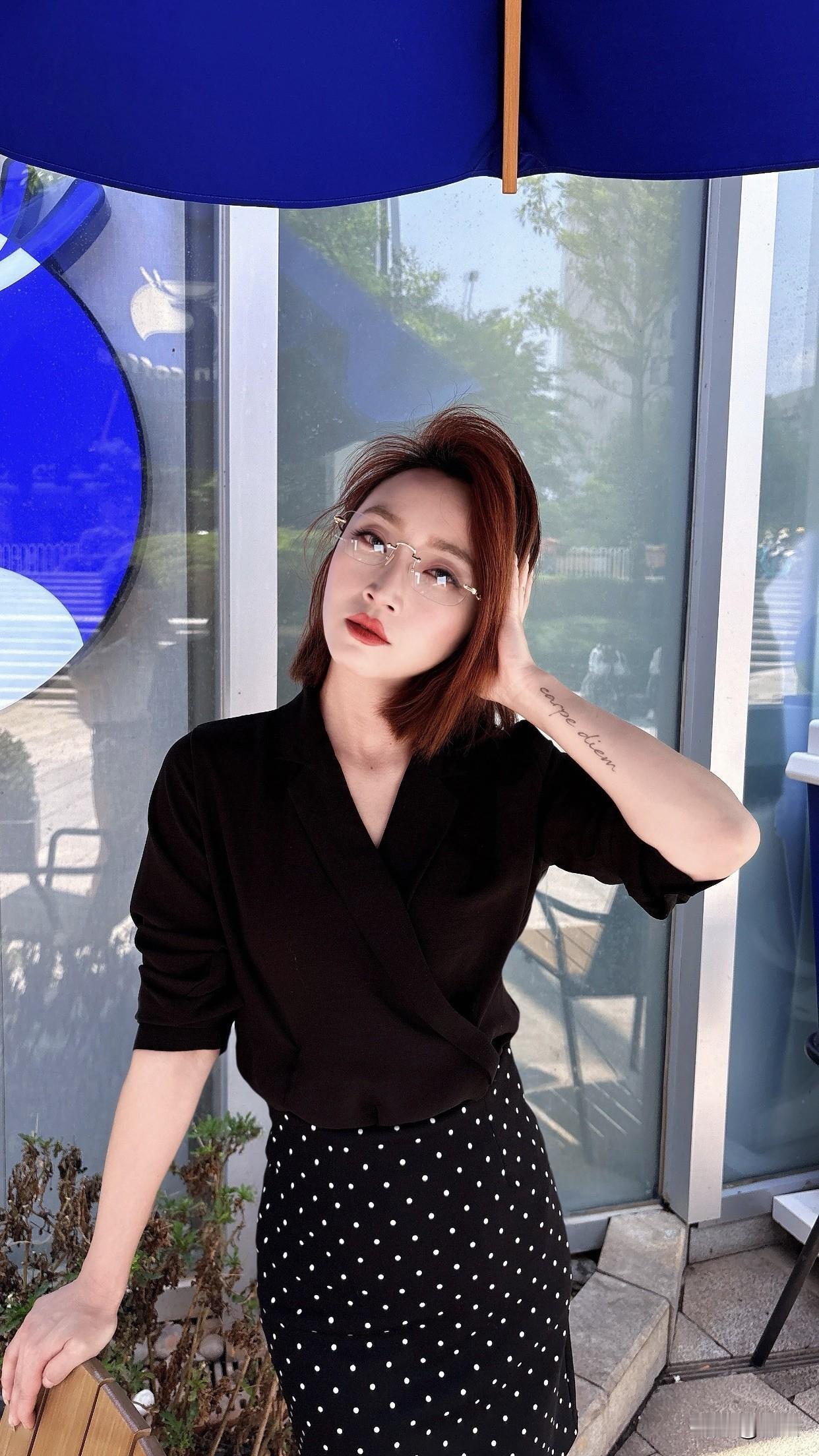 什么是女人的气质和魅力?自信是气质的基石，自信的女人举止从容，眼神坚定，源于对自