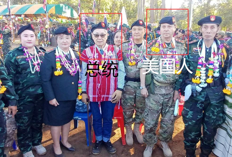 美国人在克伦解放军做什么？大家可以看到，在配图当中有一名美国人，相貌与当地克