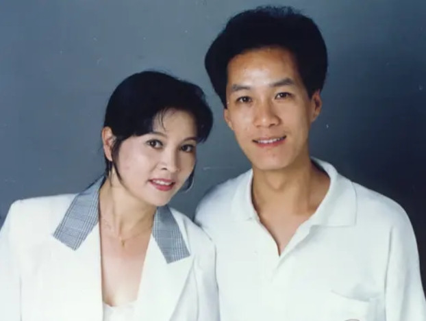 1992年，31岁的冯远征向39岁的梁丹妮求婚，梁丹妮哭着说:“我大你8岁，有过