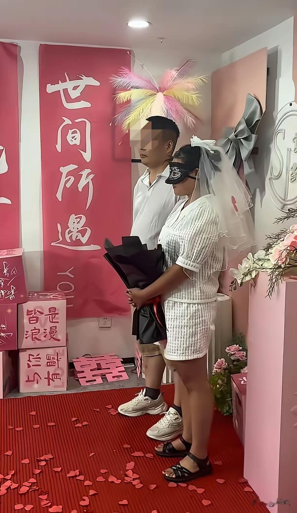 这订婚穿搭，像是临时被拉过来救场的，一言难尽