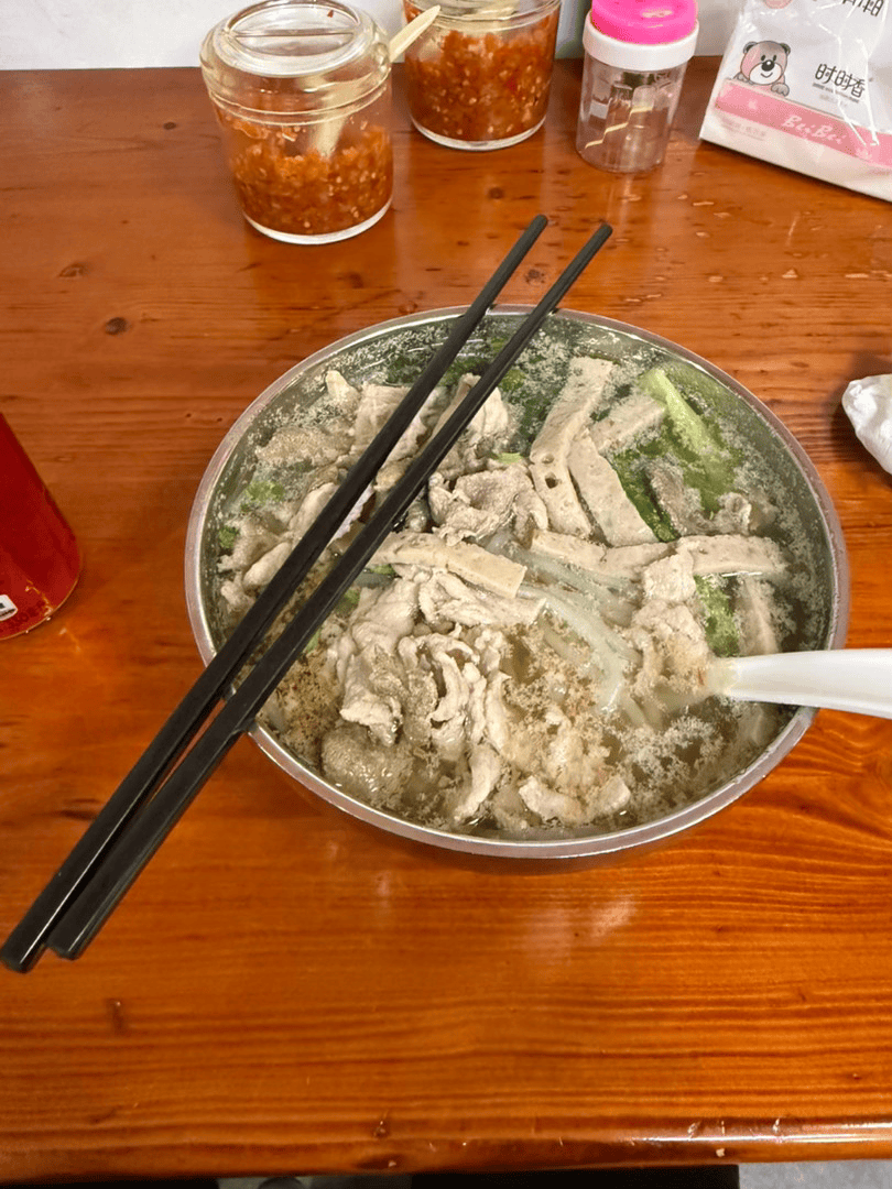 Xun深夜跑步并晒宵夜照: 吃粉吃粉