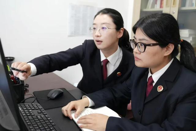 大学生误碰豪车被疑偷钱，7次实验还他清白大学生小张怎么也没想到，一次“豪车
