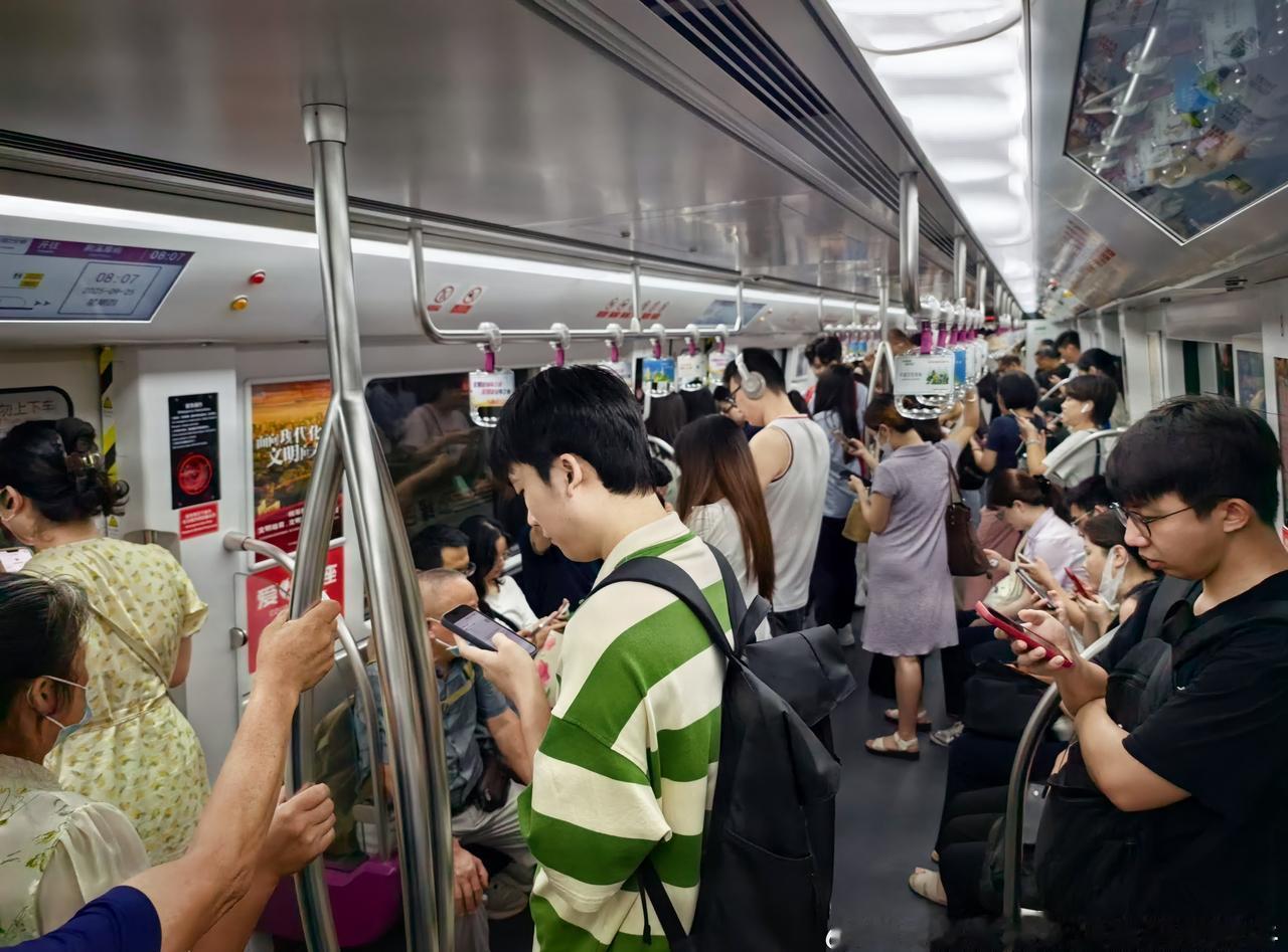 投稿，今日（2025年09月25日，周四，阴转多云）福州地铁早高峰情况。今天会是