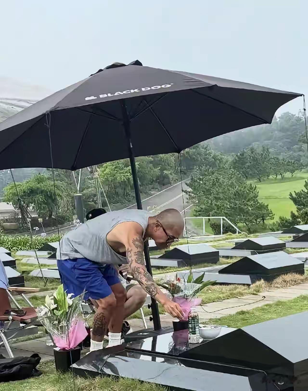 具俊晔为了爱情，纹身了很多，把爱都表达在自己的身上了。真的是太有个性了。投其所好