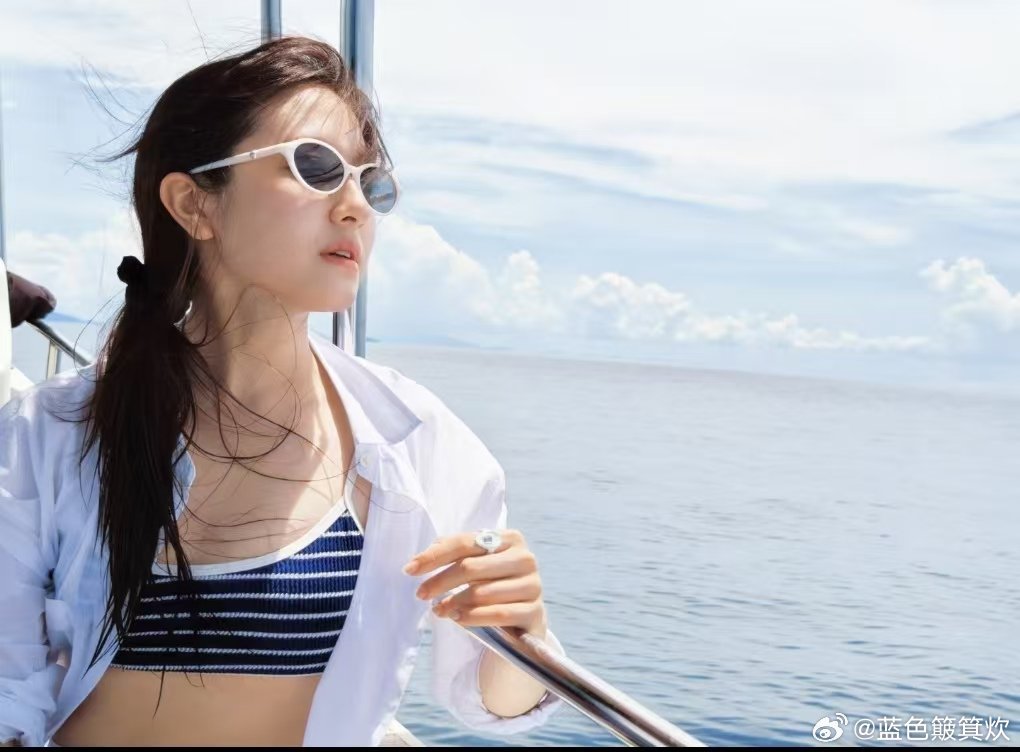 李兰迪条纹泳装李兰迪这组图我先锁死，这就是我要的完美暑假，简直是视觉降温神器。