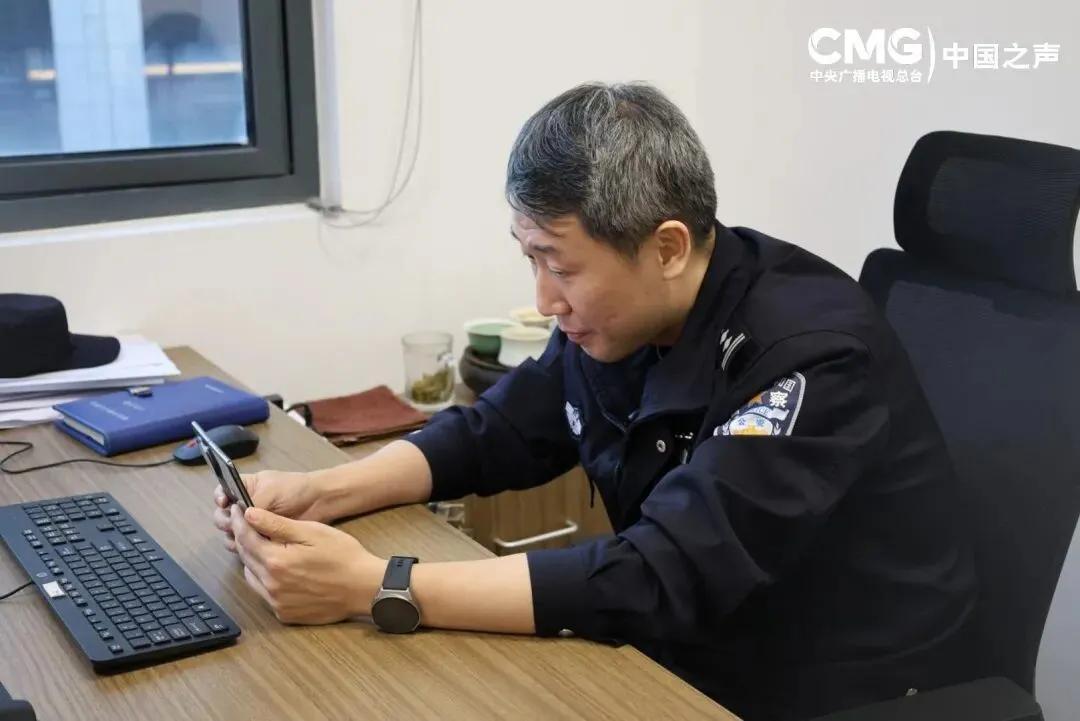 这个谎撒的太大了！近日，央视媒体曝光了上海一位警官，他竟然假扮山西一对老人的儿子