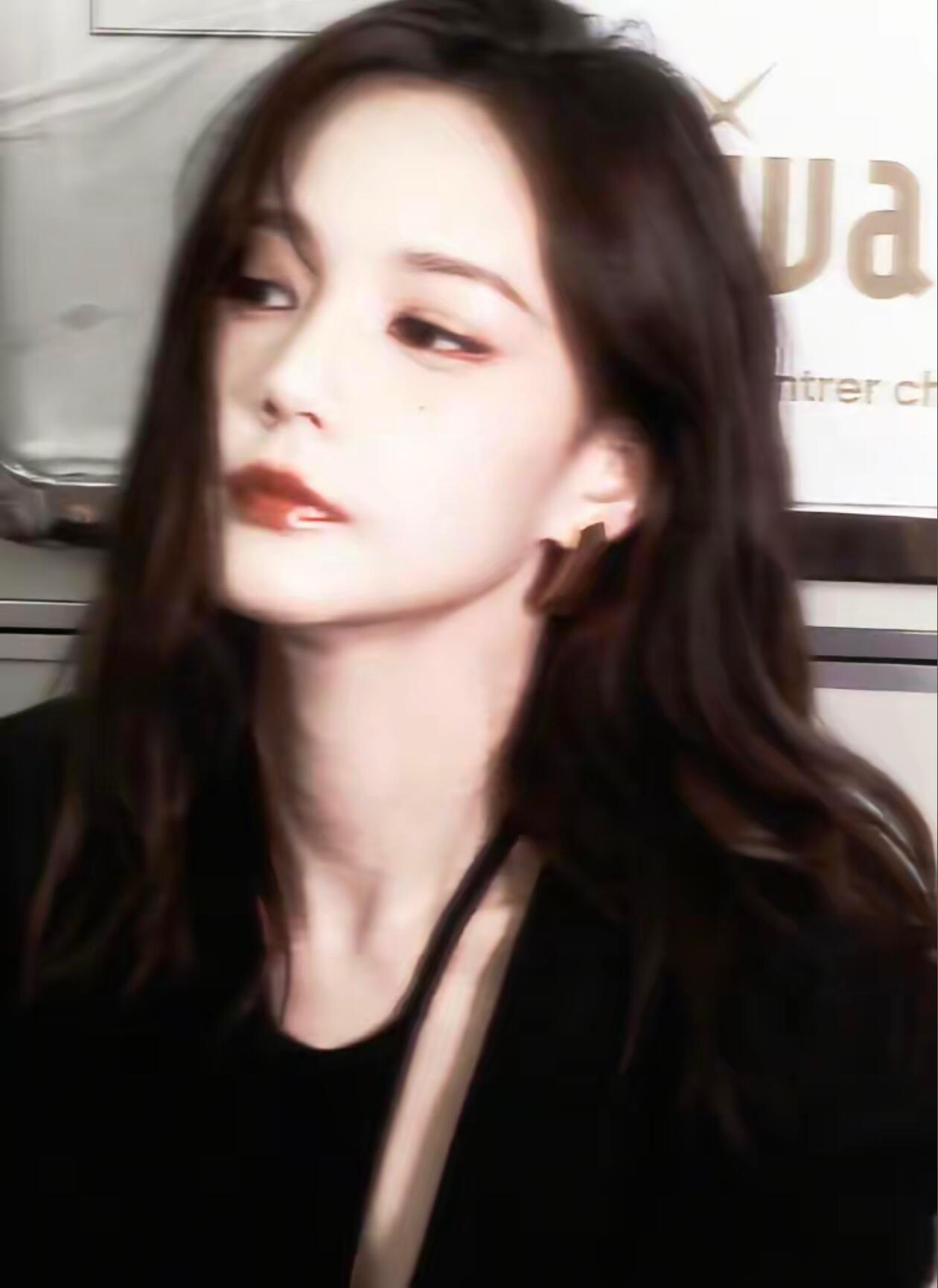 李一桐明明是一生大气的中国女人，姐感和妹感并存，帅气与可爱并存，情商高，