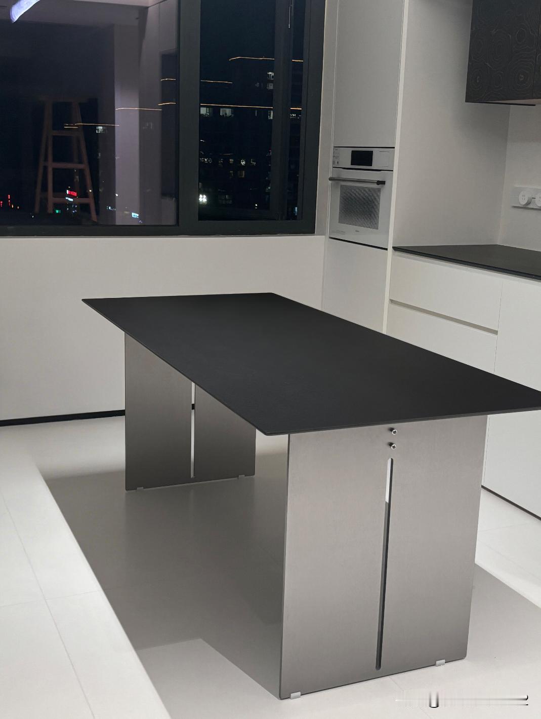 不锈钢极简，银武士岩板餐桌真的好美啊哈喽大家好！🤍原来餐厅选的是一张防