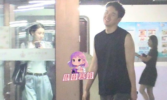 近日，有八卦媒体拍到演员仝卓与贾青一同开车返回贾青住所，疑似已同居。在后续跟拍中