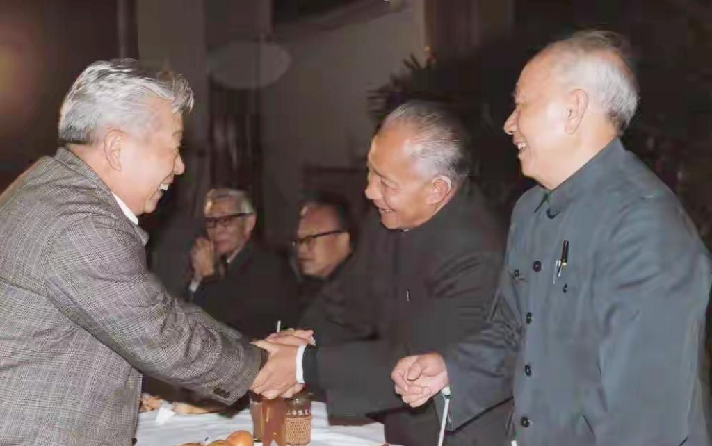1984年，陈丕显同志（右二）与时任上海市委副书记胡立教同志（右一）在上海与著名