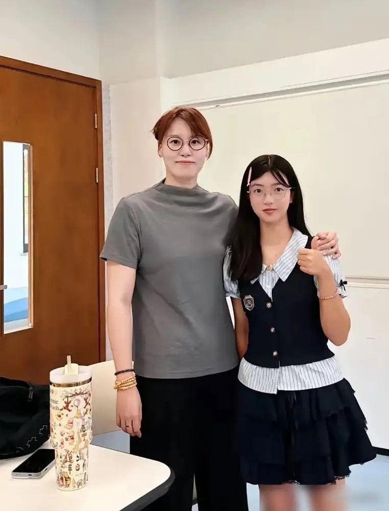傅园慧去浙大当老师，一年了没崩，没炒作，也没人逼她回报家庭。她爸当年说，送她