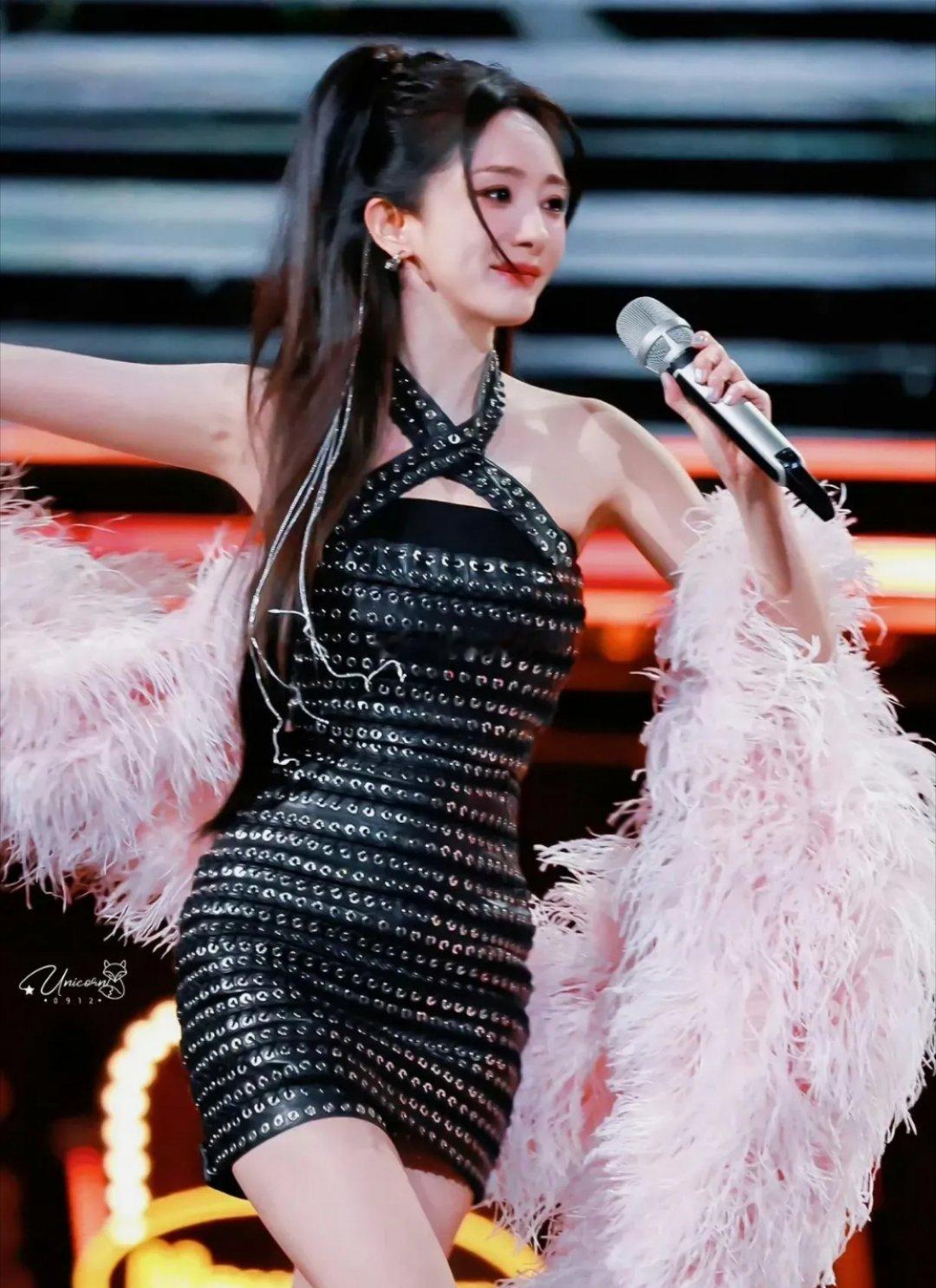 杨幂姐姐这身材也太绝了吧！保持得跟少女似的，玲珑有致又有活力，完全看不出是当妈的