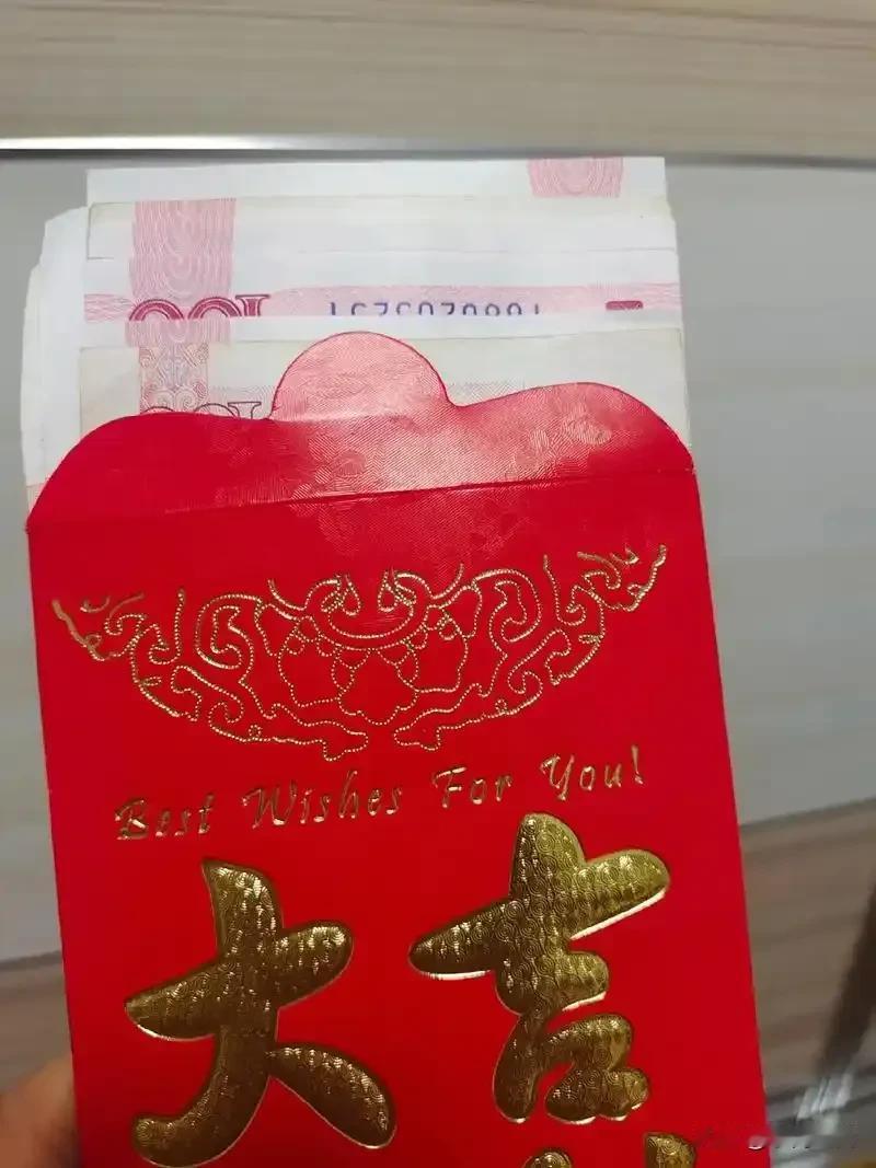 年轻人拒绝“人情随礼”，是不懂事还是活得太清醒？这争论太扎心！最近不少年轻