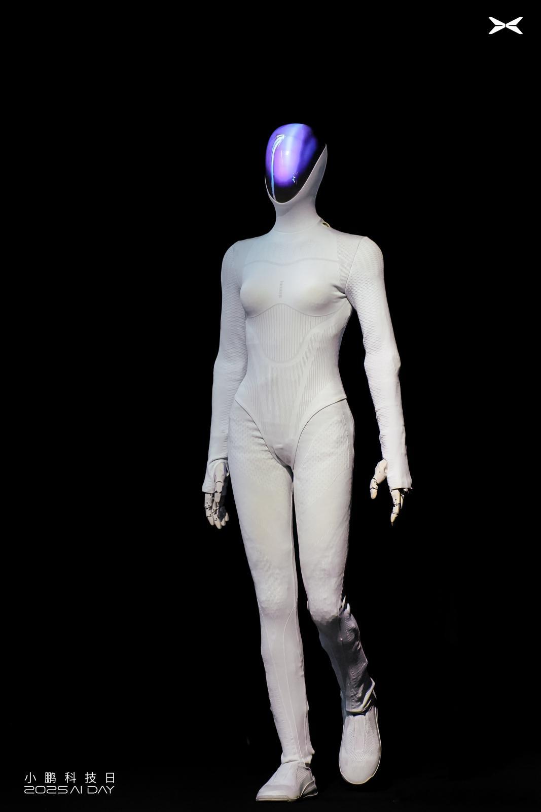 小鹏机器人会走猫步太像人了为啥机器人要是走猫步的？这到底是真人还是机器人？思细