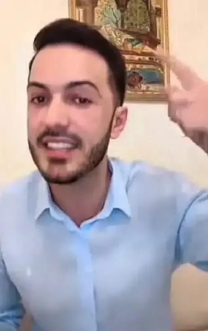 罗兰多深夜开直播，眼圈通红，说离婚不是因为谁给谁戴帽子，两千多万也不是他开口要的