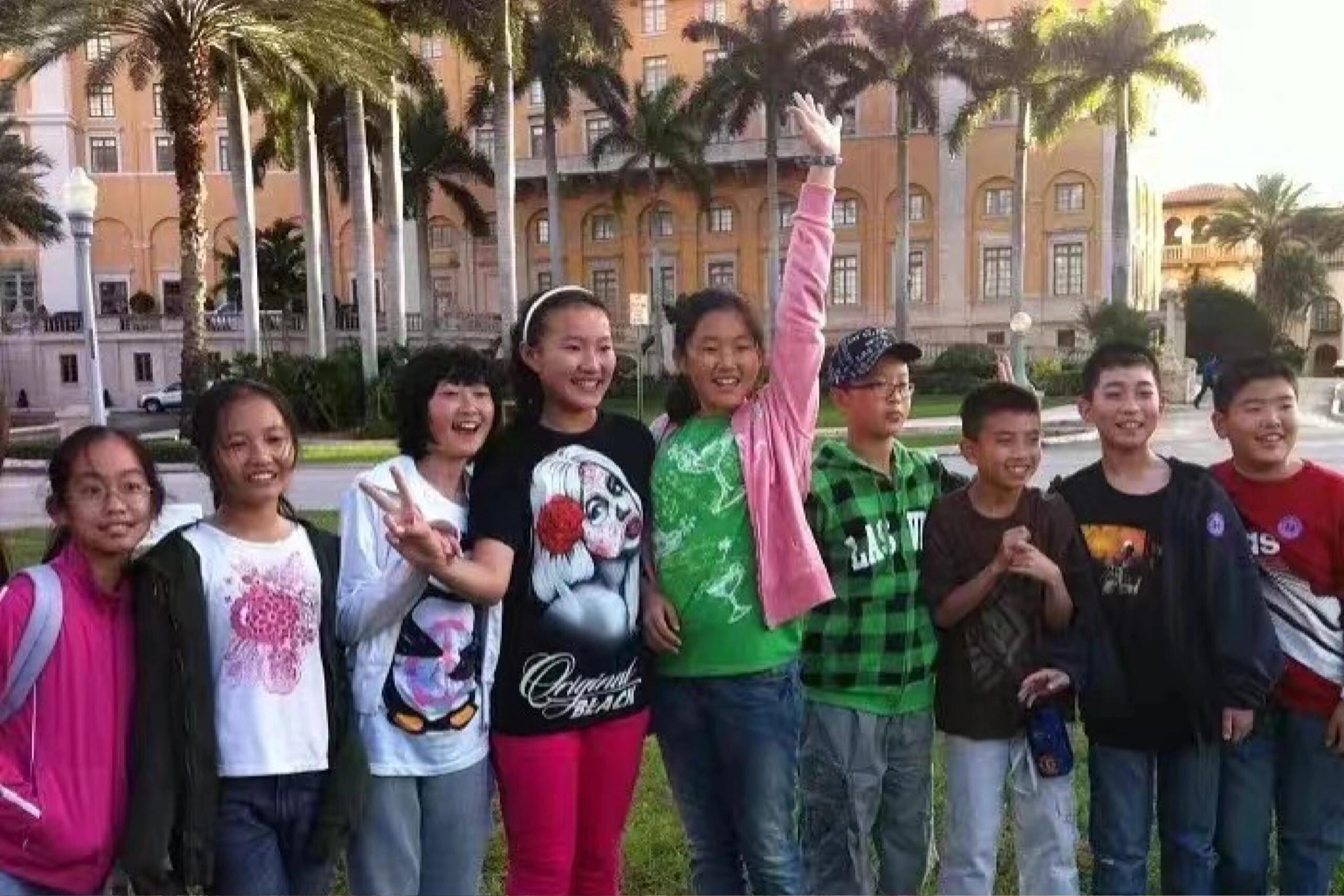 范丞丞12岁在美国上学时候的照片这孩子从小就脖子长