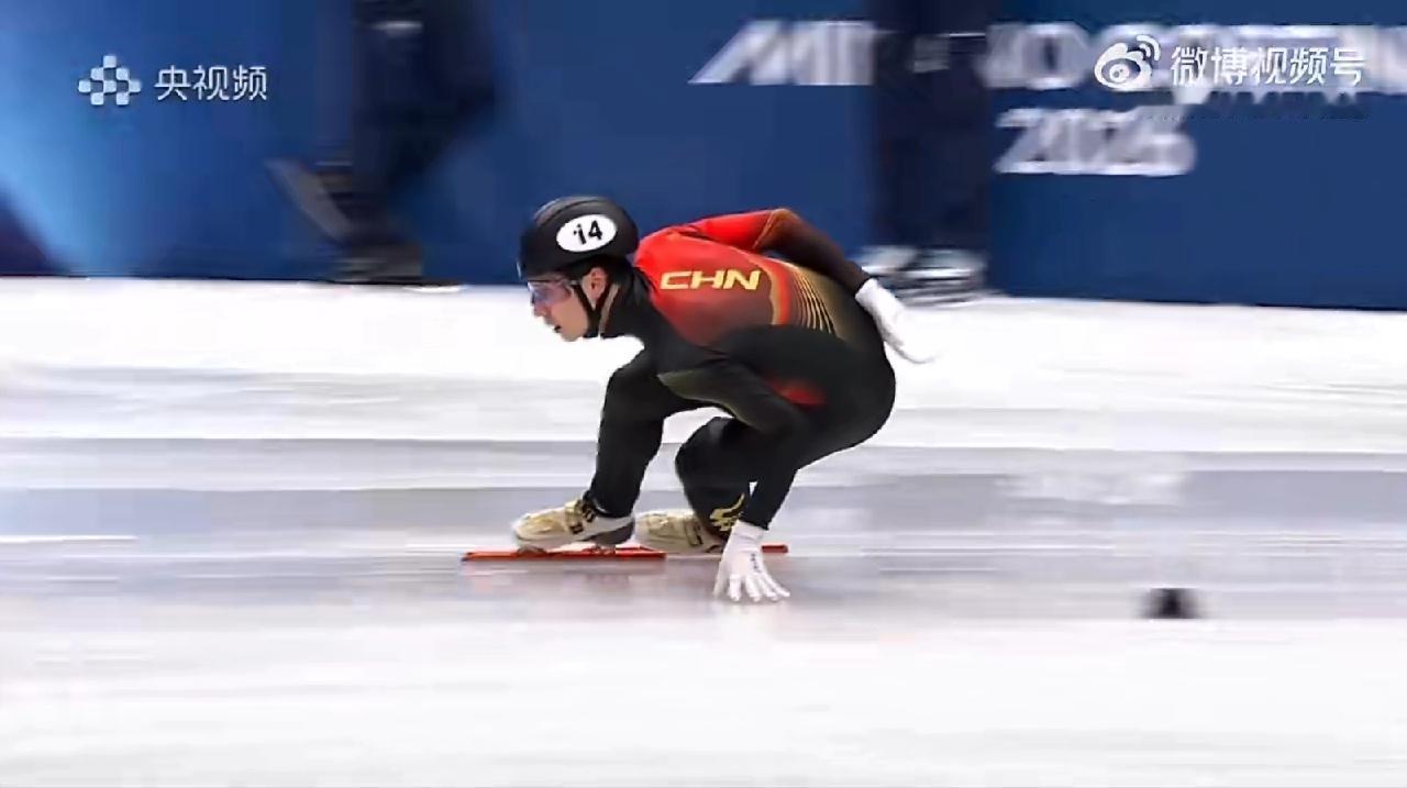 请看这则热搜标题：中国队比冠军还快。说的是5000米接力，中国队B组决赛滑得很快