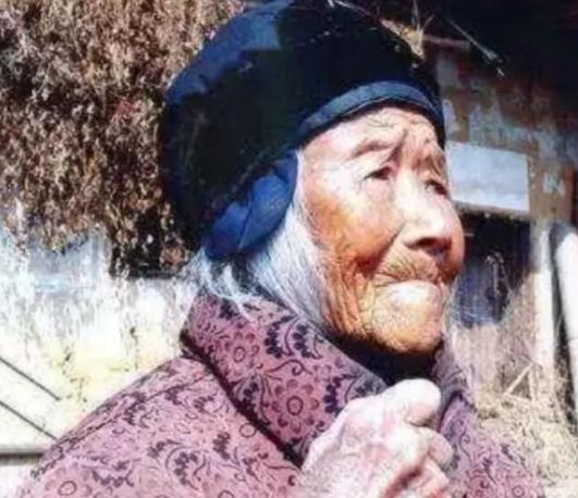 1928年除夕，18岁的池煜华和15岁的小丈夫圆了房，新婚才3天，丈夫就离家去打