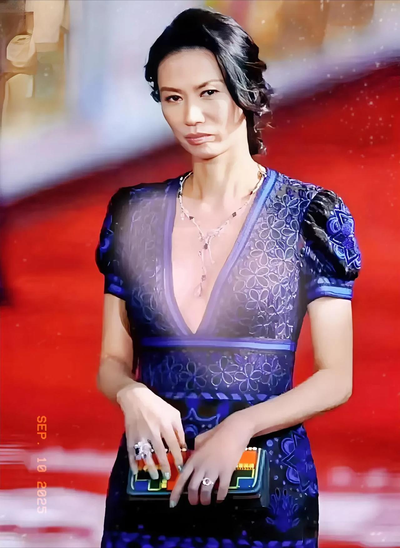 对不起邓文迪，是我们误会你了！原本以为你是靠身材“吃饭”，没想到你的智商与情