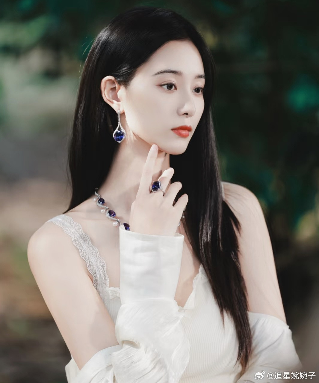 这清晰的下颌线真的绝绝子​​​