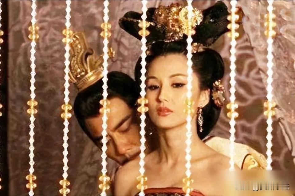 一日，后梁将军葛周正跟妖艳的小妾嬉闹，突然有一小兵求见，他便传召入内。谁知，这个