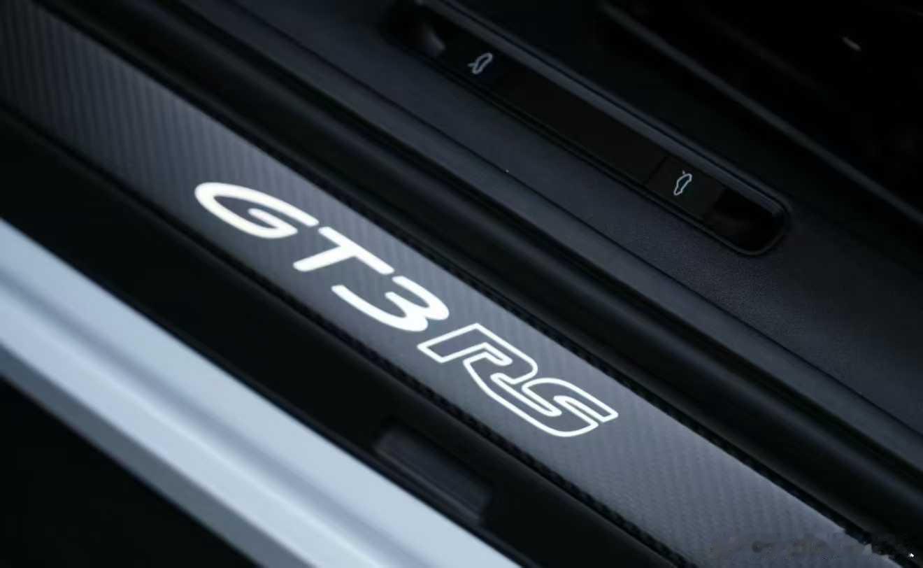 保时捷992 GT3RS求伯乐25上牌 1600公里，准新 欧规大满配​​