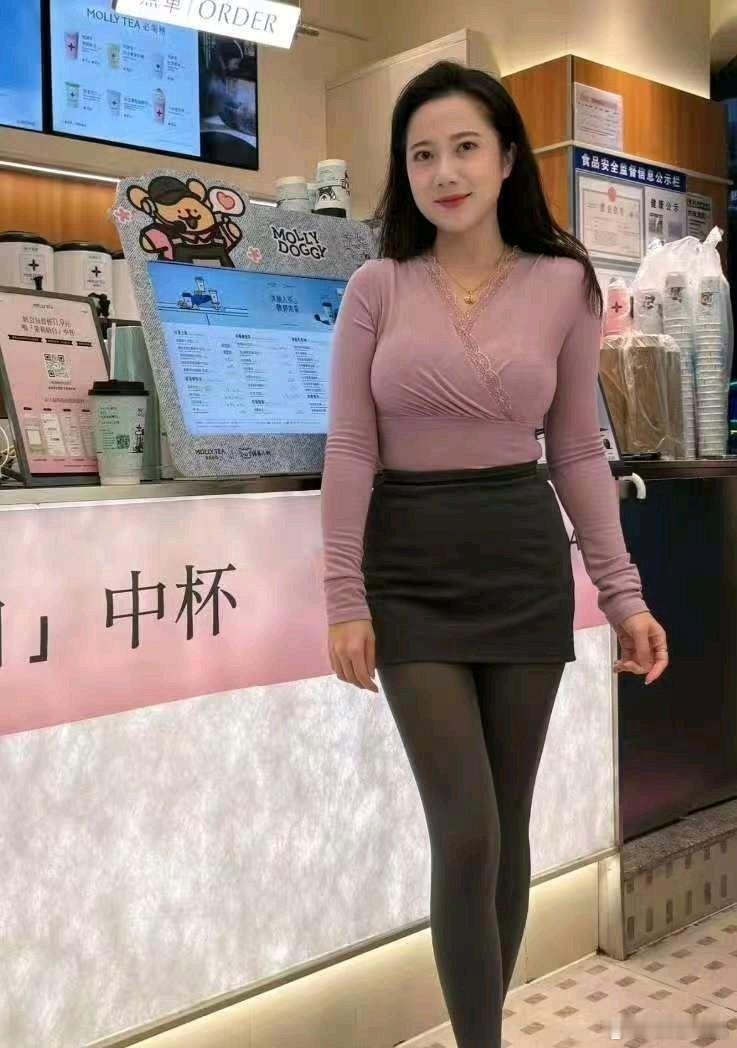 街拍美女高挑靓丽的气质小姐姐小姐姐这妹子真漂亮街拍美女穿搭御姐控正能量