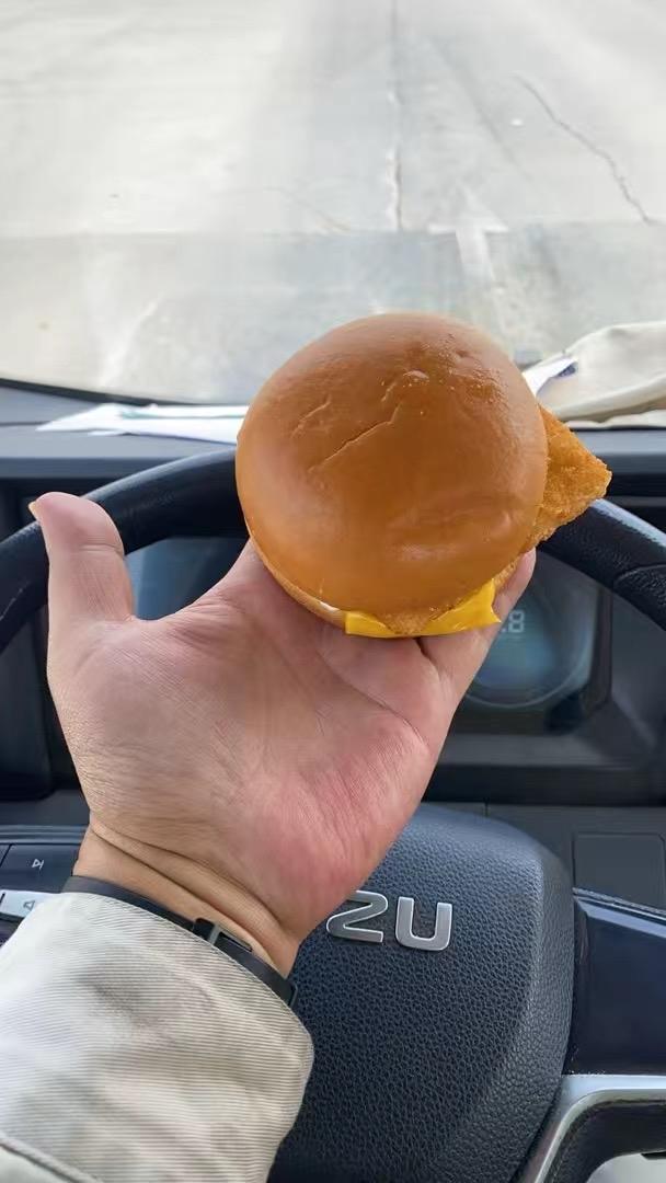 为什么之前的麦当劳🍔汉堡很大，玩在归中信后汉堡确越来越小，咖啡越来越淡，没有卫