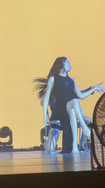 雁回时，就让人看着气质不凡，此刻的表现太欲了，分分钟上头[墨镜]