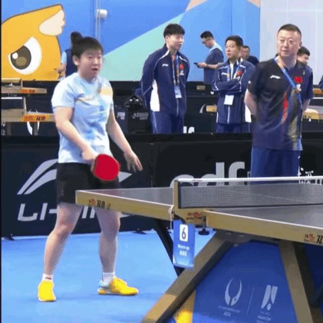 莎莎今天首秀，马琳指导她热身训练！今天莎莎首秀迎战叶伊恬，她进行赛前热身训练。