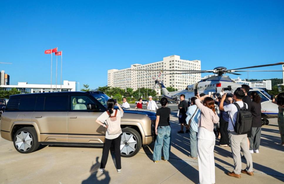 先看乘坐体验，5400mm的车长、3250mm的轴距，配合2+2+2的六座布局，