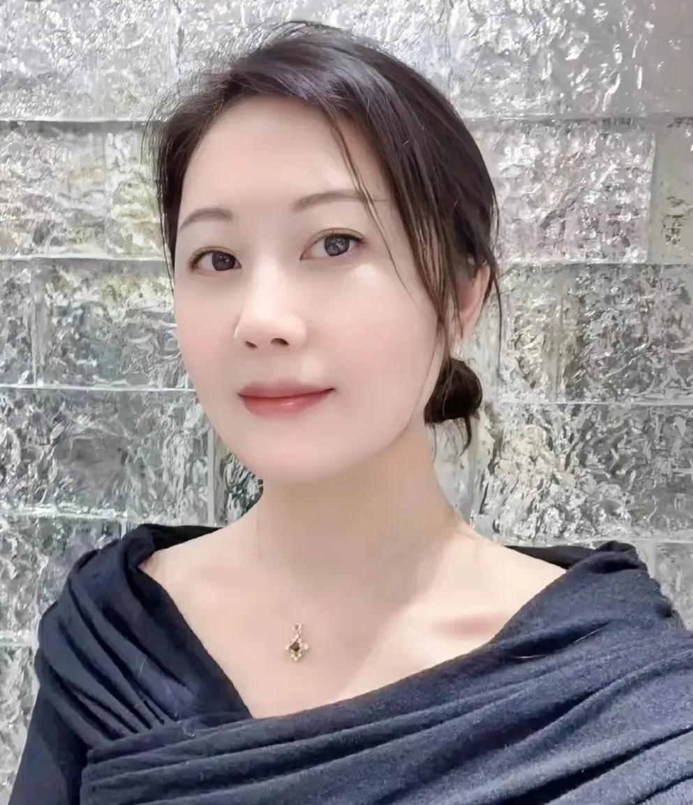 婚姻从不是童话结局，而是柴米油盐里的并肩修行。没有永远的完美契合，只有愿意彼此迁