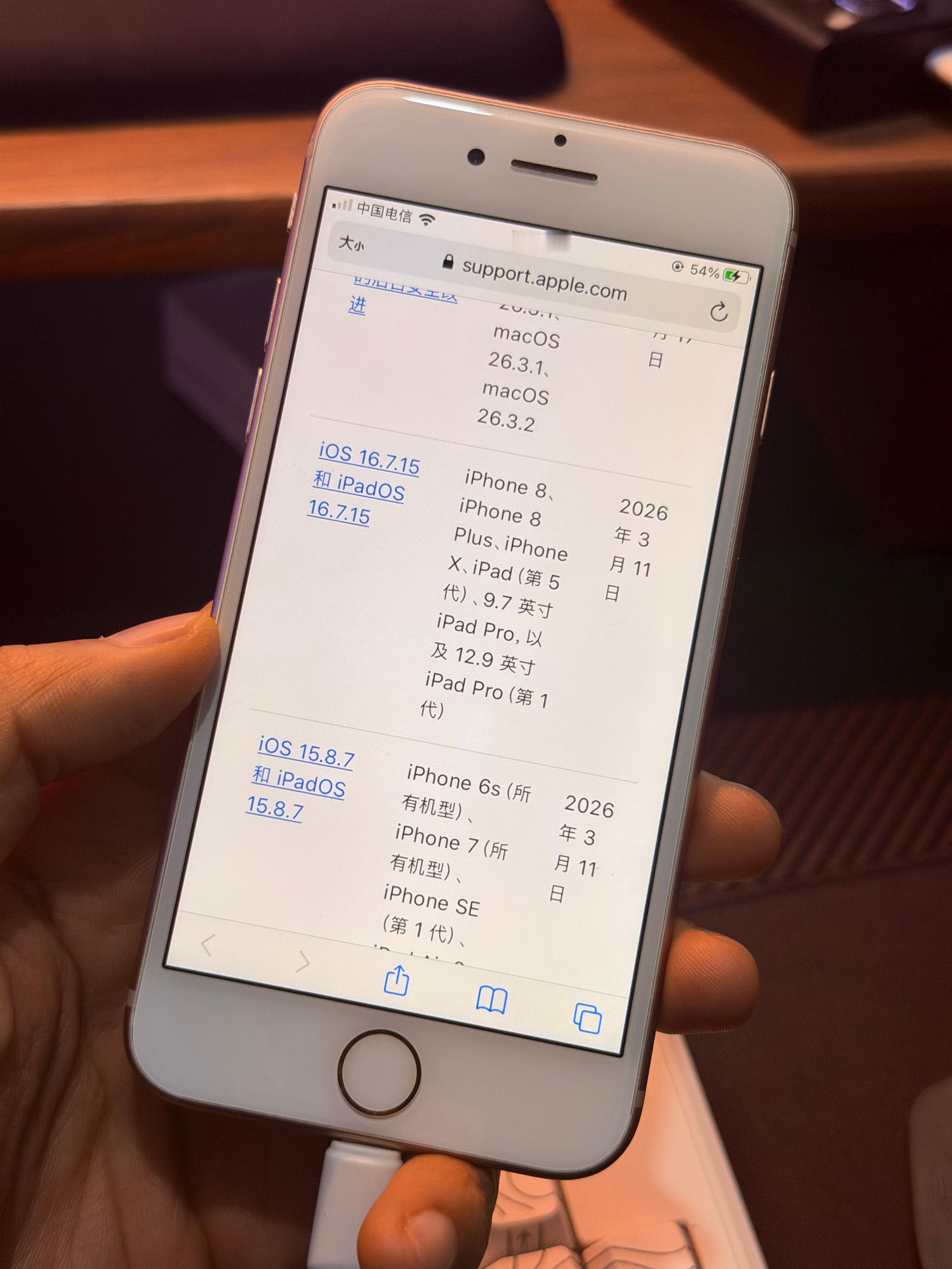 为啥说买手机尽量还是买苹果？来看看这9年前发布的iPhone8，像你正常用的微