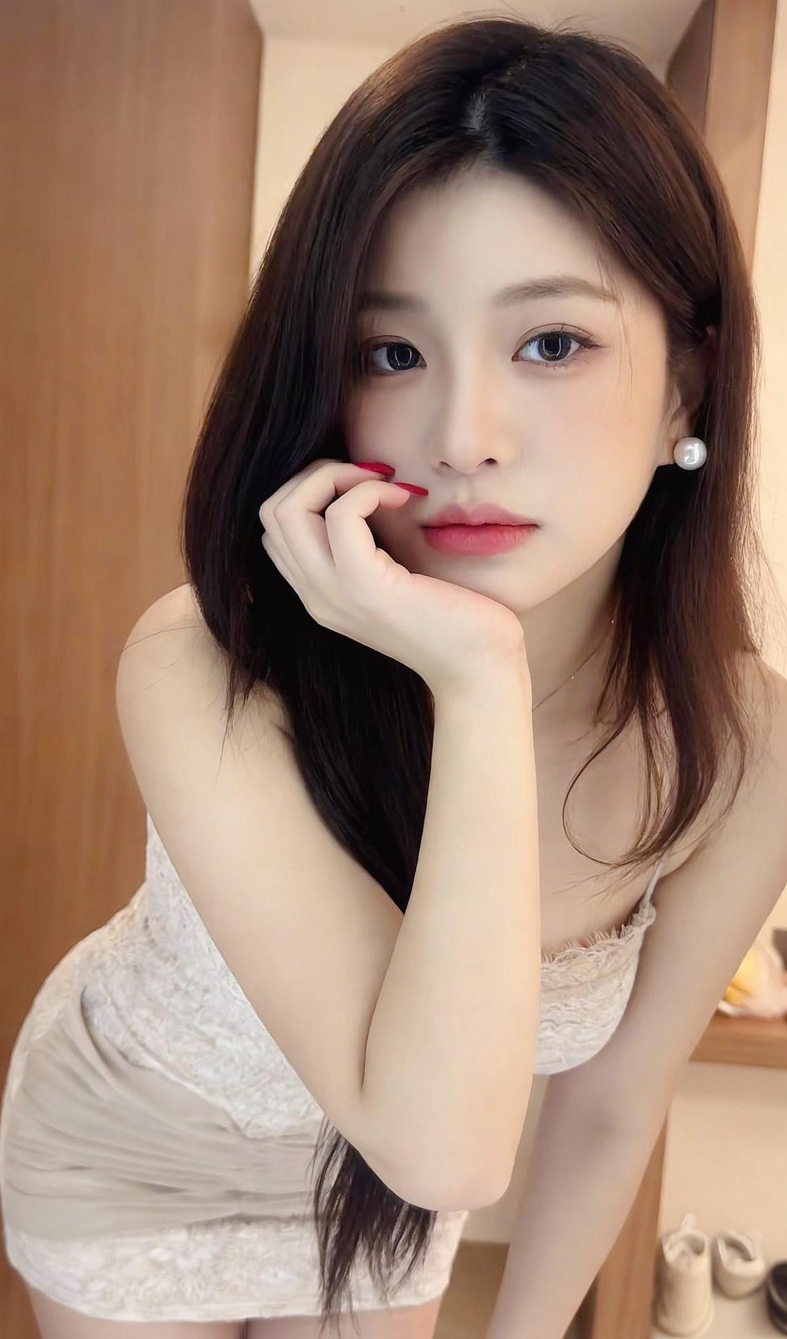 《浅黛》软垂云鬓覆春山，素影轻依木槛边。笑靥凝脂沾浅粉，一回眸处惹风怜。原