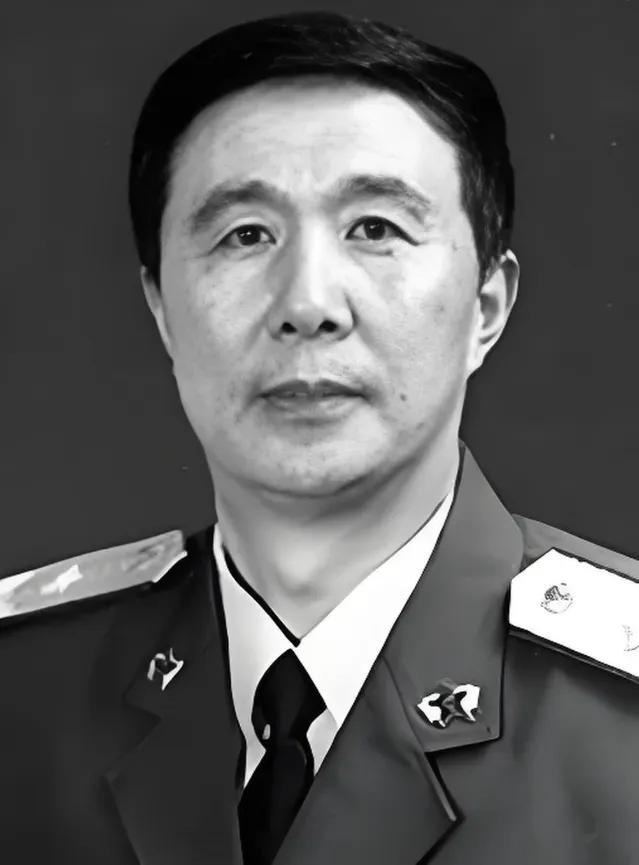 他是潜藏在军队里的大害虫，一家人叛变出卖国家情报，给国家造成永久损失，最后结局如