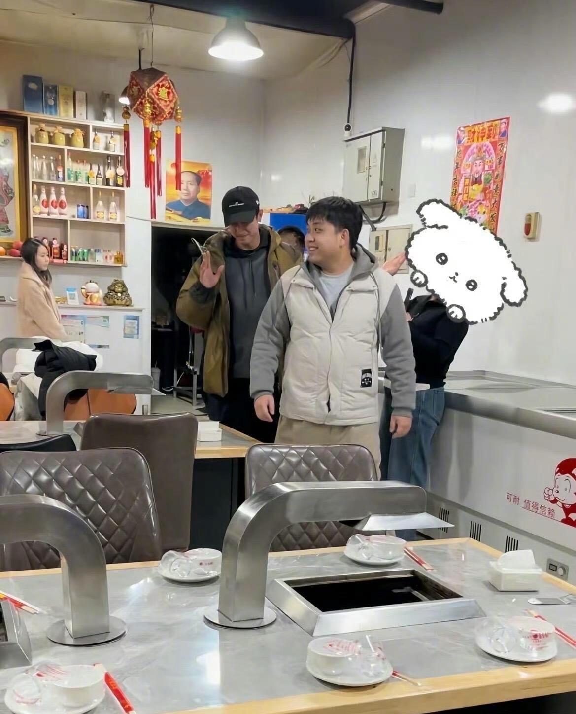 你猜明星被路人偷拍第一反应是啥？黑脸？挡镜头？黄景瑜在丹东烧烤摊被邻桌大哥