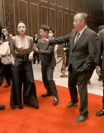 章子怡也是大明星，在国际影坛上的地位和影响力远超陈、张，被为了抢C位的毫无礼貌的