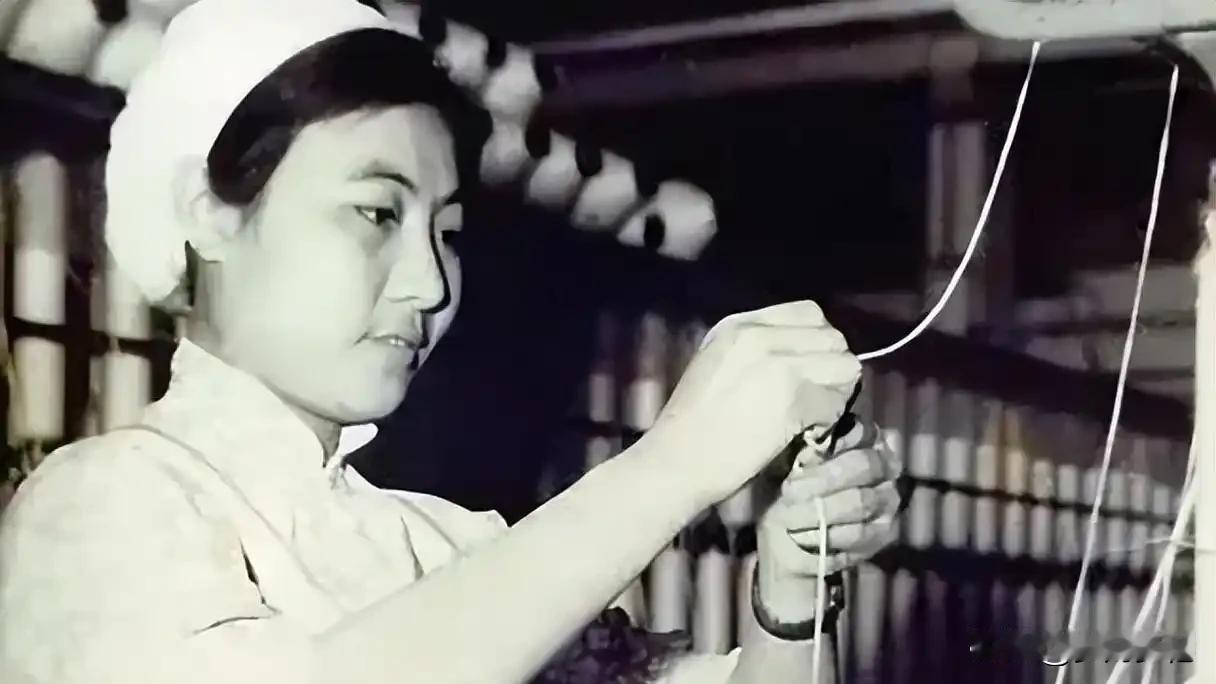 1977年她辞掉要职回棉厂，当晚就扎进车间上夜班：我是工人，能干活！197
