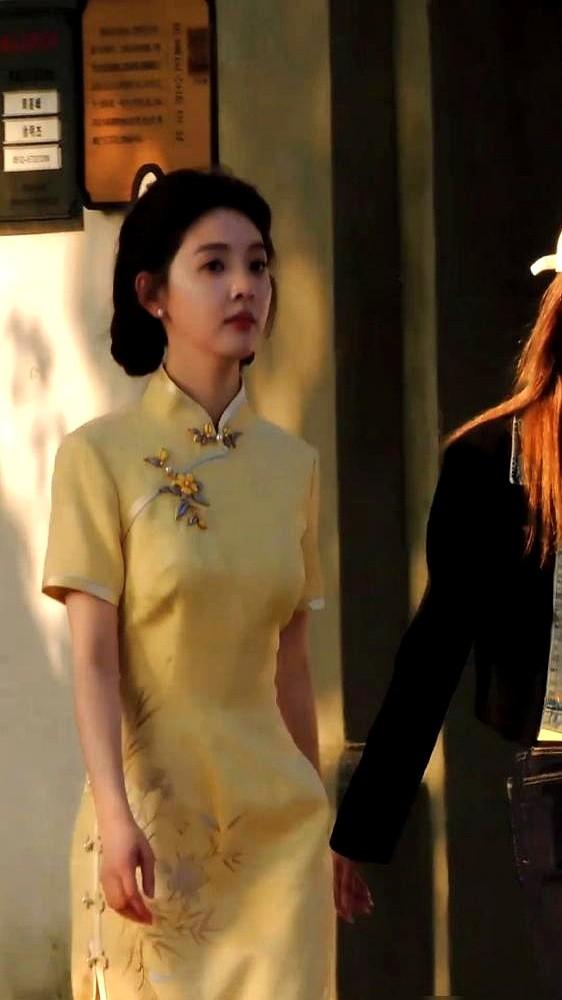 章若楠这姑娘，真有点东西。前脚还在巴黎时装周惊艳全场，后脚就被人扒出私下穿2