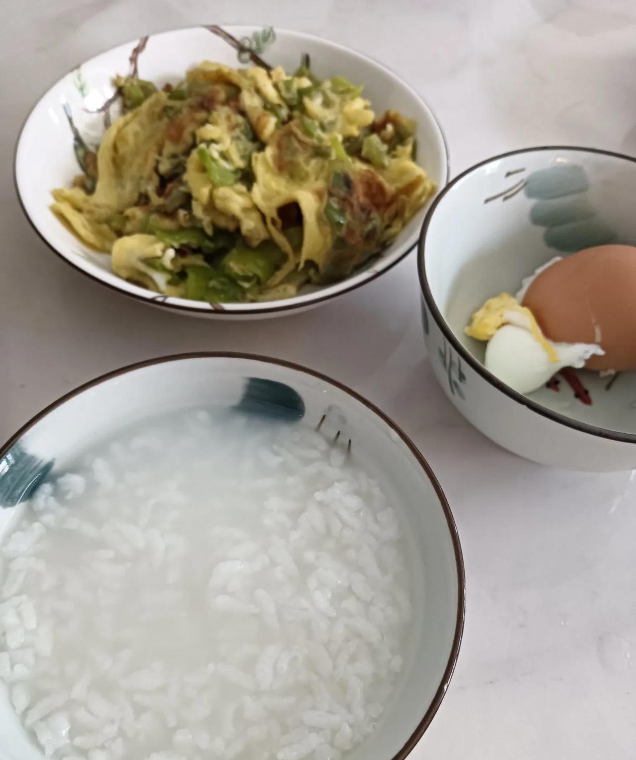 只想躺着，啥也不想干，没心情做饭，也没胃口吃，昨天一天就喝了两碗粥，昨天的晚饭他