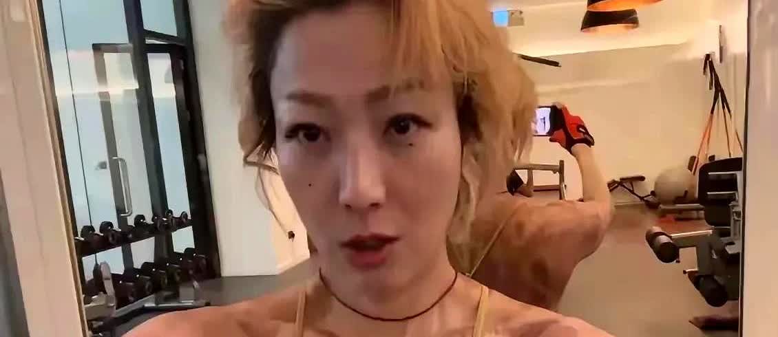 真的不知道怎么形容郑秀文了，看一次，毁一次三观，再看一次，简直想吐，再再看一次，