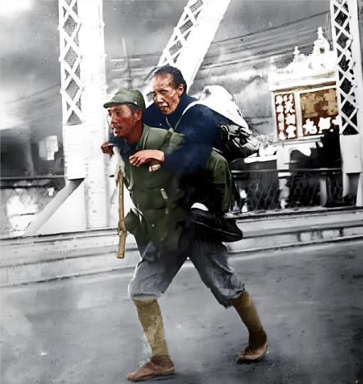 这张照片拍摄于1938年10月21日广州沦陷期间，地点是广州的海珠桥。日本侵略者