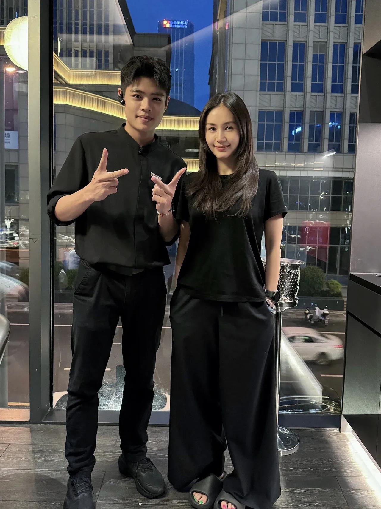 38岁王子文在成都吃椰浆鸡被偶遇，她看起来太年轻了，脸保养得真好，明明身高只有1