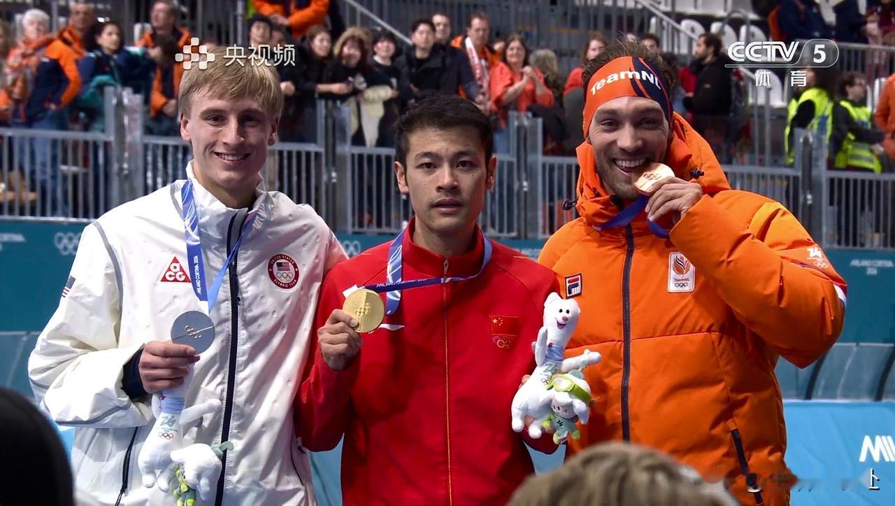 银牌获得者开心笑了，铜牌获得者咬着奖牌笑了，而金牌获得者……要知道，画面左边的