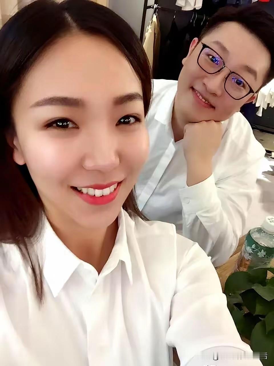 原来曹鹤阳已经两个孩子了。媳妇儿长得温柔贤惠的样子，不知道是从事什么职业的？