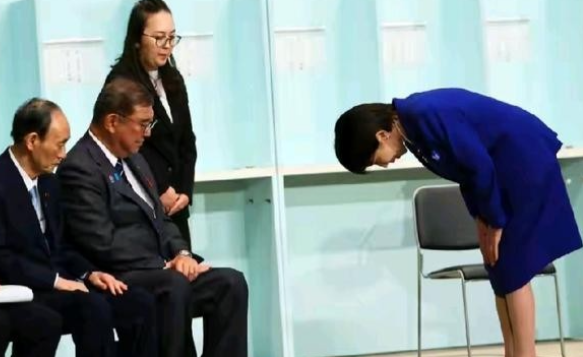 日本议员11月15日，公开回应我驻日大使吴江浩：“你可能不知道，签署日本投降书的